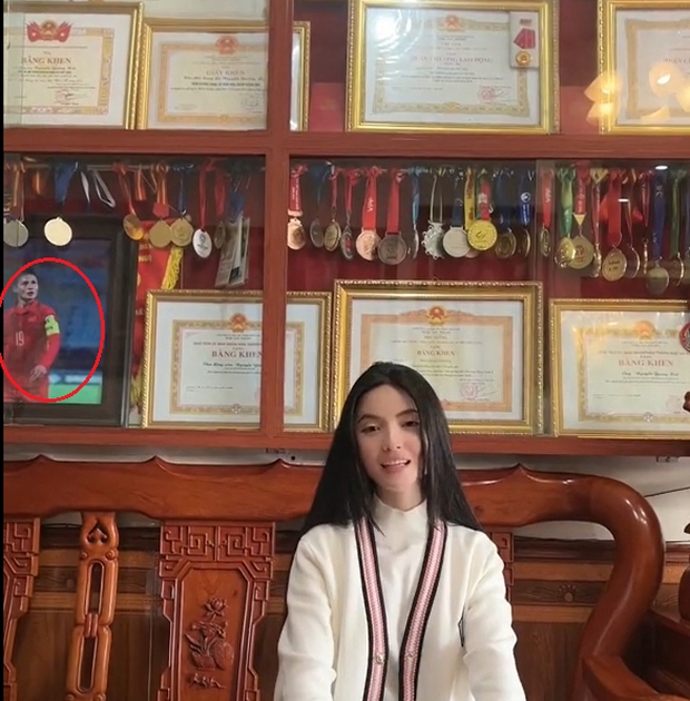 Chu Thanh Huyền quay video ở nhà Quang Hải, selfie cùng bố mẹ bạn trai: Chỉ còn thiếu một danh phận nàng dâu - Ảnh 1.