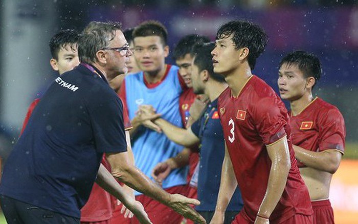 HLV Philippe Troussier và triết lý 'bàn tay sắt'