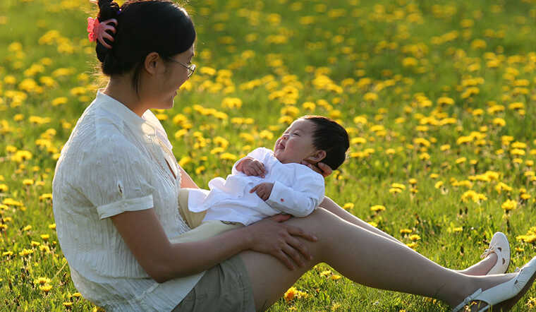 Người trung niên và người cao tuổi nên chọn những nơi có ánh nắng mặt trời, nơi thoáng đãng và rộng rãi để phơi nắng.