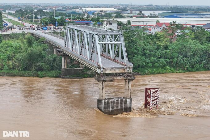 Sập cầu Phong Châu (Phú Thọ). Ảnh: Dân trí