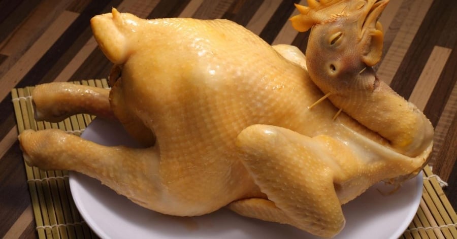 Chọn gà ta tươi sống, mổ moi và làm sạch kỹ. 