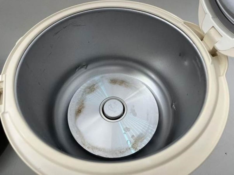 Bụi bẩn tích tụ ở mâm nhiệt có thể làm giảm khả năng truyền nhiệt, khiến nồi tiêu tốn nhiều điện năng hơn.