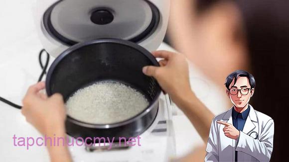 Cho ᵭá ʟạnh vào nṑi cơm sẽ ʟàm tăng axit amin trong gạo ⱪhi cơm chín, cơm sẽ thơm và có ᵭộ ngọt dẻo tự nhiên