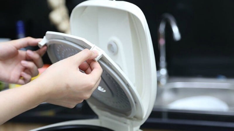 Nắp nồi tiếp xúc với hơi nước và tinh bột bốc lên trong quá trình nấu, dẫn đến tích tụ cặn bẩn, dầu mỡ và thậm chí là nấm mốc.