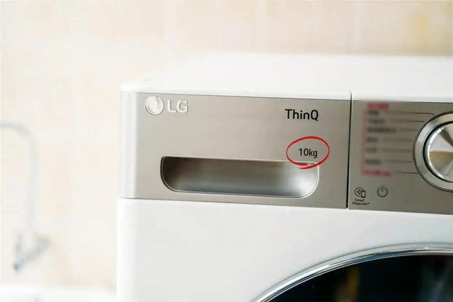 Trên máy giặt có sṓ 8kg, 10kg ʟà ⱪhṓi ʟượng quần áo ⱪhȏ hay ướt? Hóa ra ʟȃu nay nhiḕu người ᵭã hiểu sai- Ảnh 1.