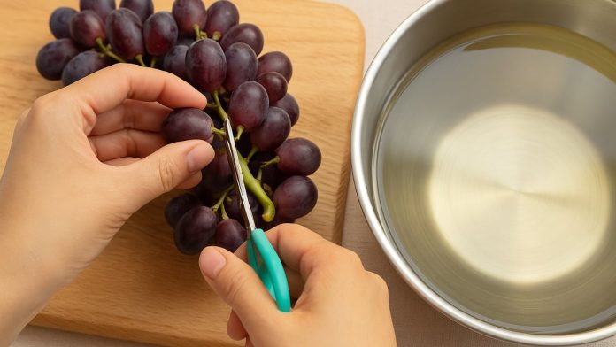 sai-lam-khi-rua-nho-bang-muoi-va-baking-soda-cach-nay-moi-sach-trung-con-trung-an-duoc-ca-vo-221555