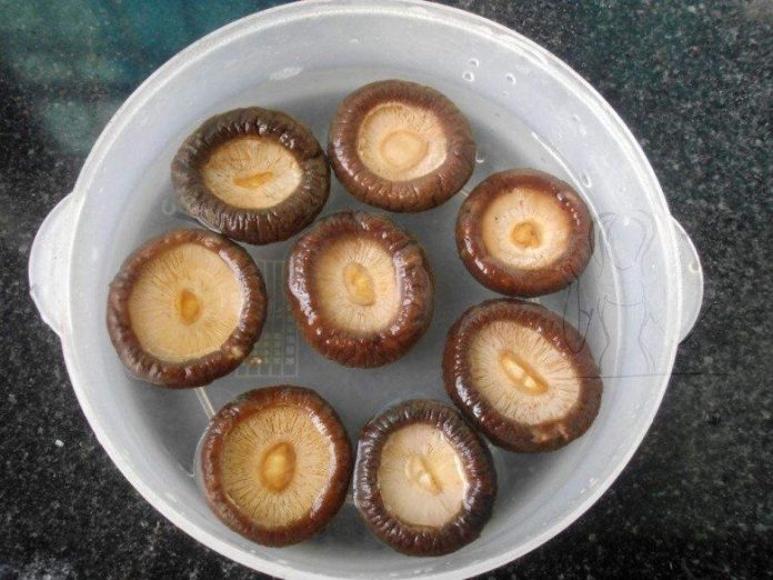 ngam-nam-huong-dung-chi-dung-nuoc-them-nguyen-lieu-nay-vai-phut-no-mem-ngay-bcf40b3bbe9-1--1765066553-719-width780height585